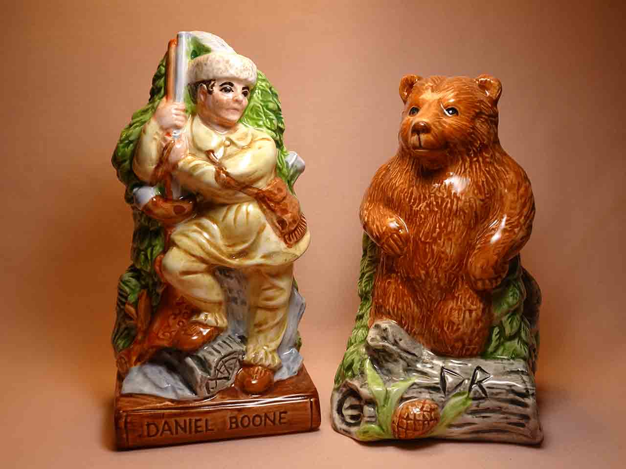 American Folklore series of salt and pepper shakers - Daniel Boone