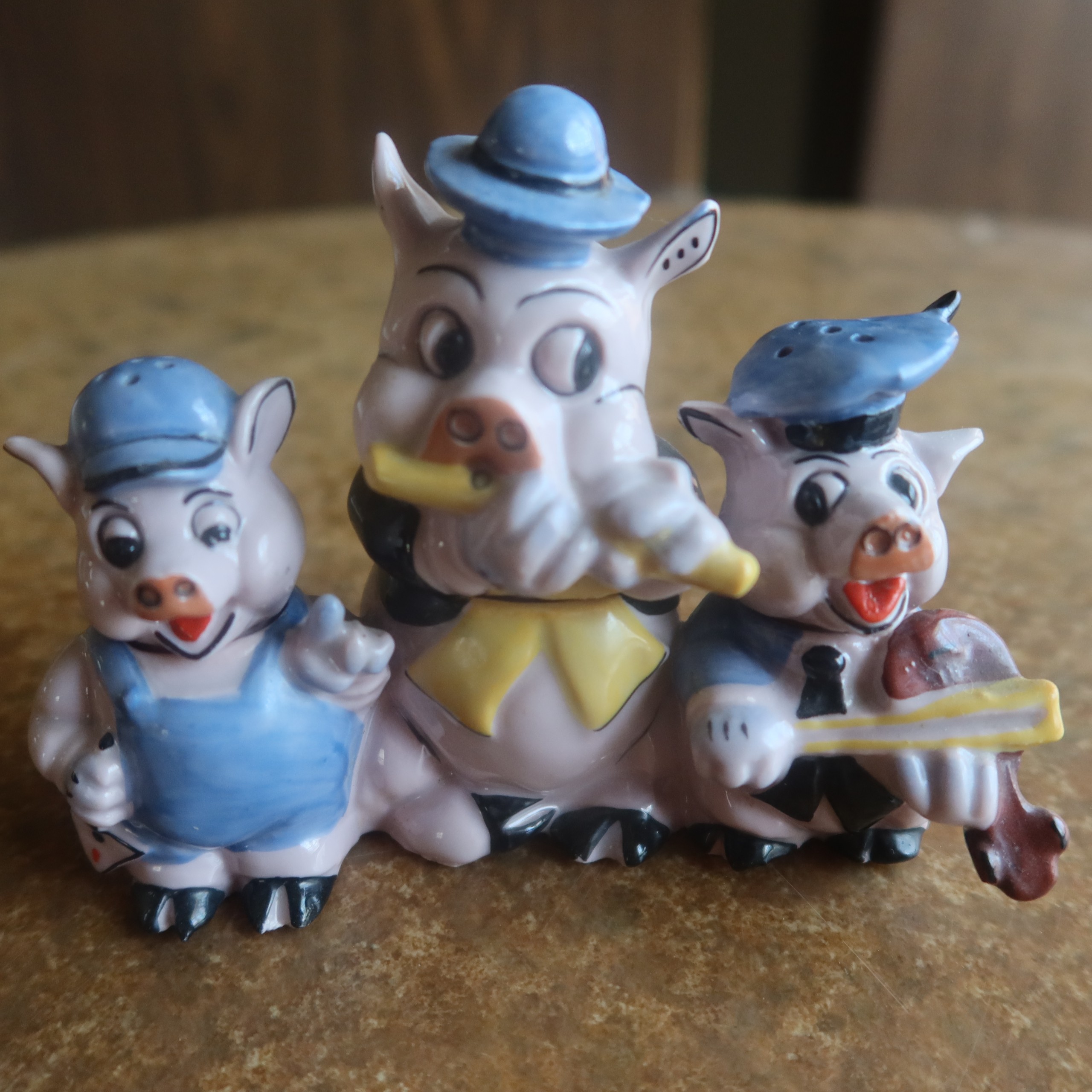 Germany The Three Little Pigs salt and pepper shakers