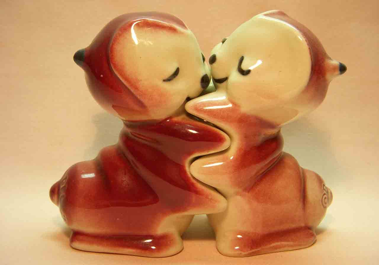 Hugger Van Tellingen love bugs salt and pepper shaker