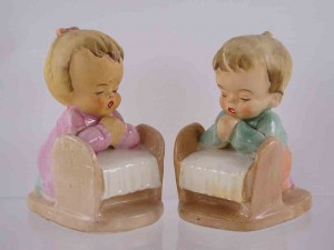 Children praying at bedsides salt and pepper shakers