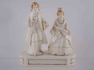 Colonial lady & gentlemen salt and pepper shakers