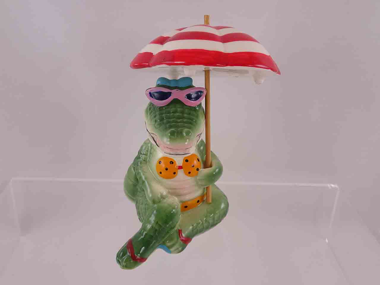 Vandor alligator holding umbrella salt and pepper shakers