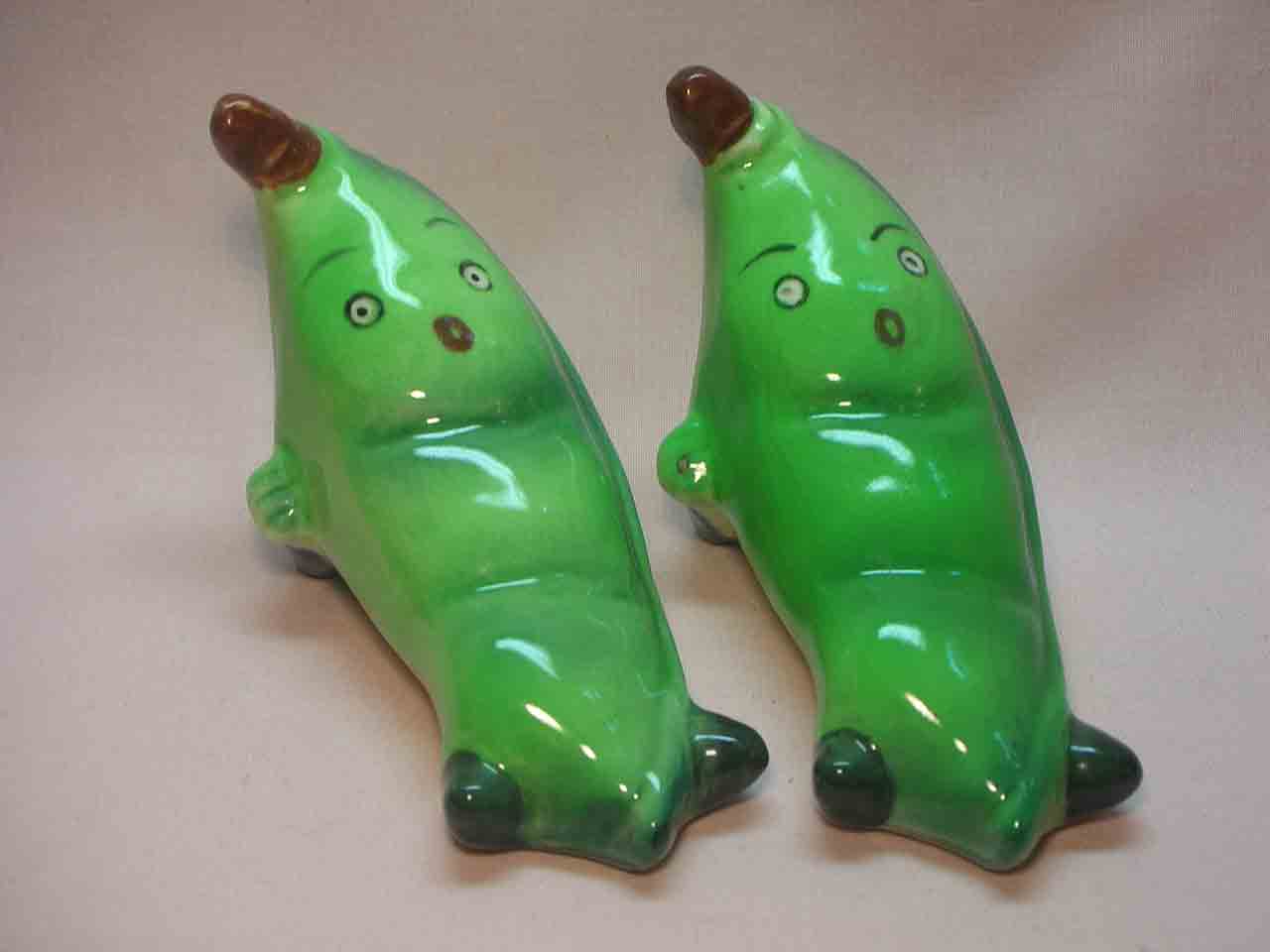 Teenie Weenie series of anthropomorphic mixed vegetables and fruit salt and pepper shakers - pea pods