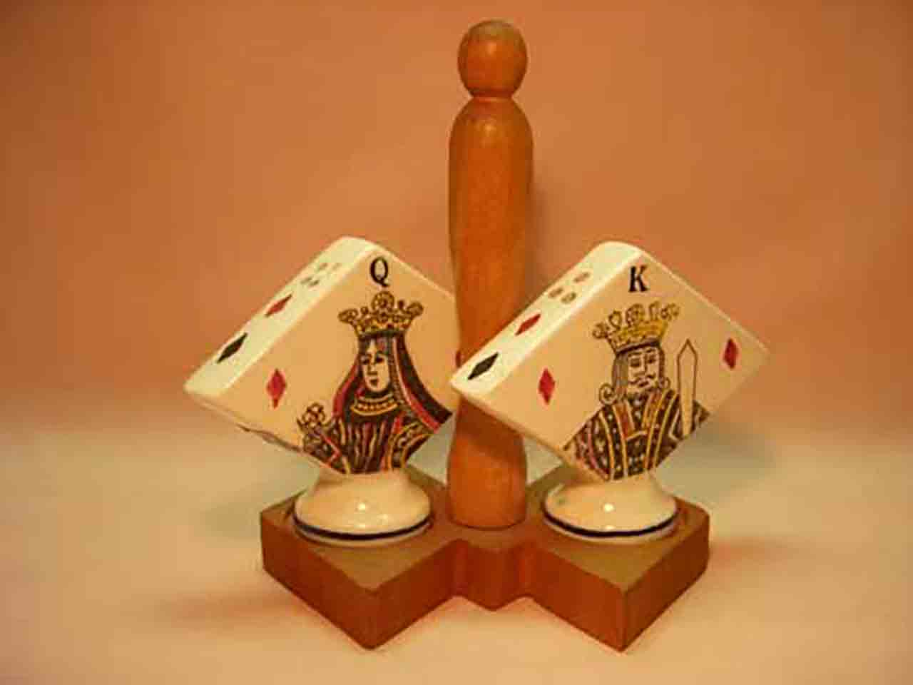 Diamonds playing card suit on matching wood tray salt and pepper shakers