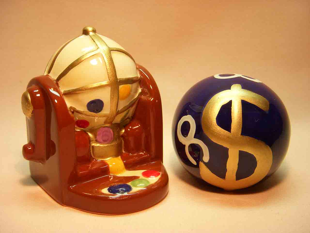 Gambling salt and pepper shakers