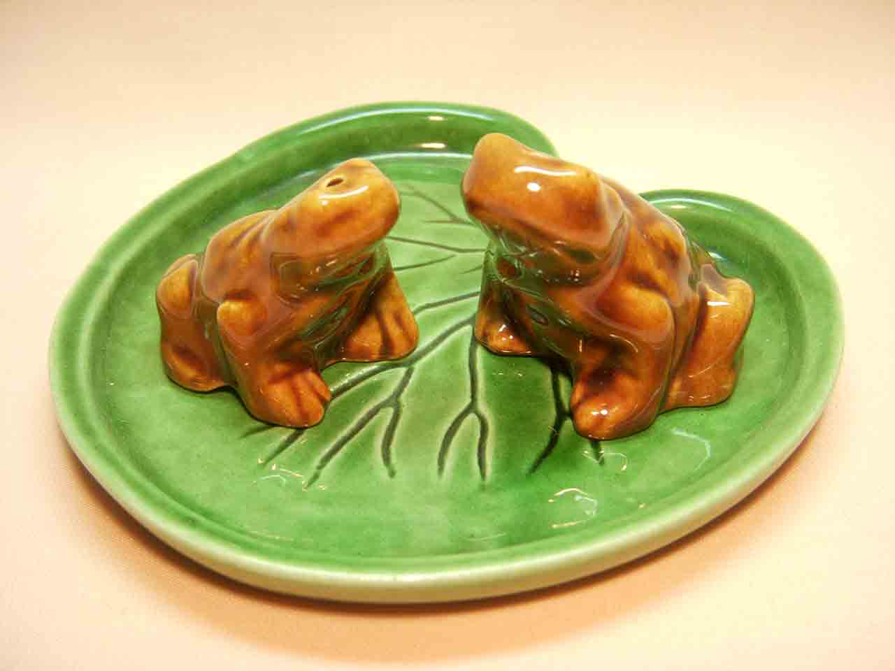 Vallona Starr frogs on lily pad tray salt and pepper shakers