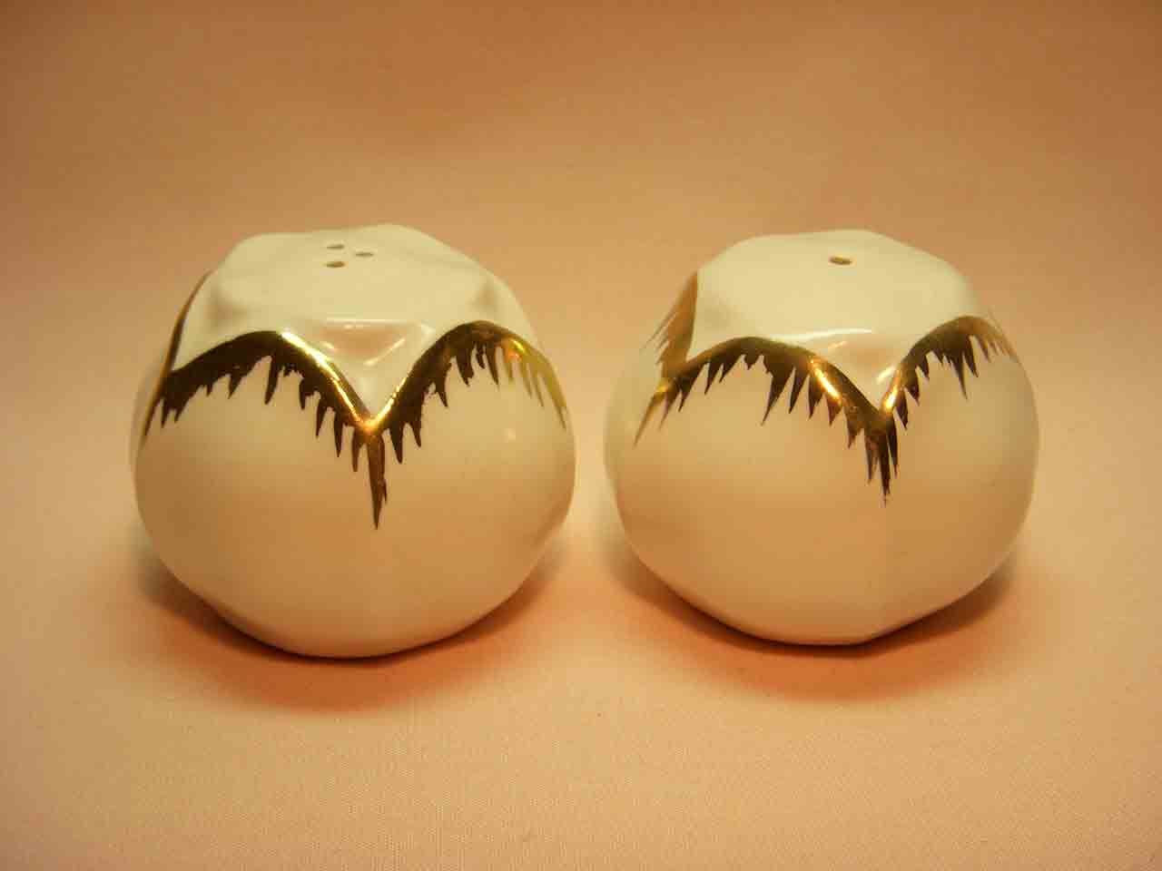 Vallona Starr tulips salt and pepper shakers